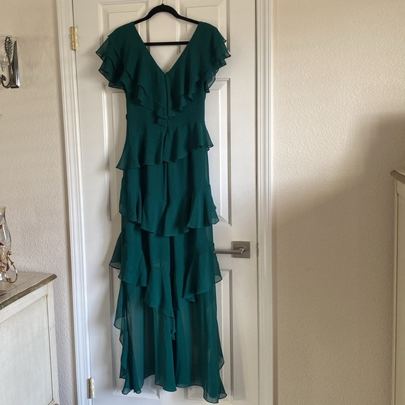 NWT Badgley Mischka V neck georgette flutter cascading ruffle gown, high low hem - Picture 9 of 9